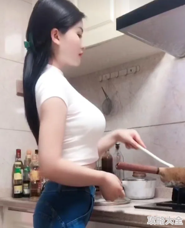 厨房绝色高贵美妇雪臀家宴上她一展厨艺惊艳全场众人皆叹其贤惠
