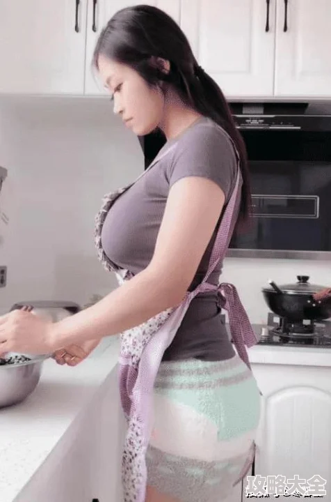 厨房绝色高贵美妇雪臀家宴上她一展厨艺惊艳全场众人皆叹其贤惠