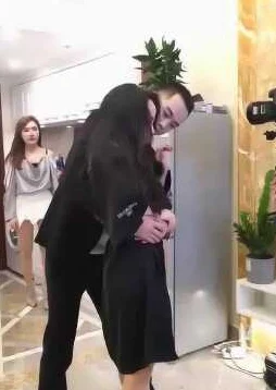 男女日屁视频据说拍摄现场气氛尴尬男女主角疑似假戏真做引来不少网友围观